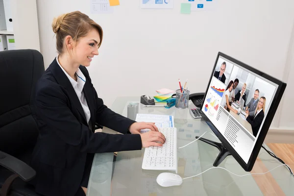 Geschäftsfrau Videokonferenzen am Computer — Stockfoto