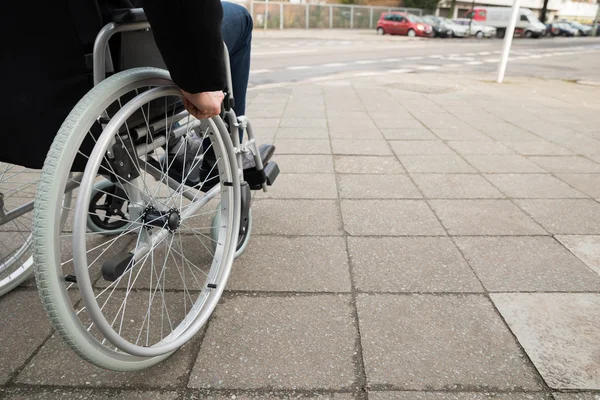 Hombre sentado en silla de ruedas — Foto de Stock