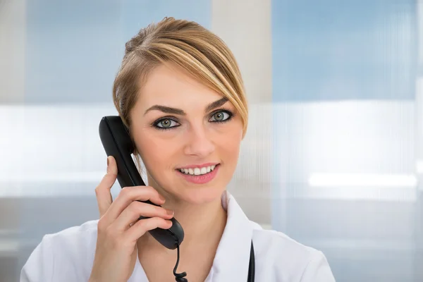 Doctor Talking On Telephone — Stock Photo, Image