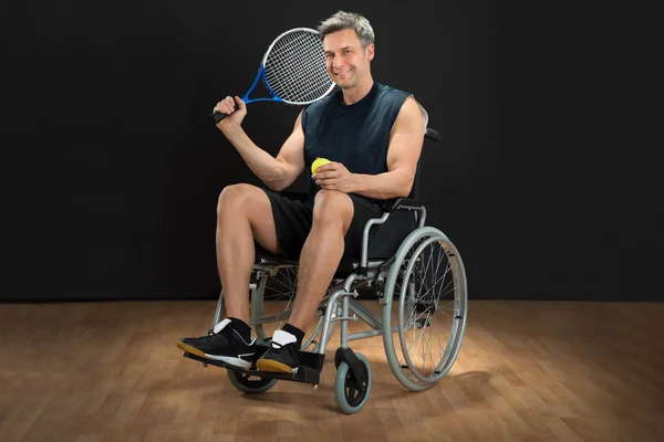 Niepełnosprawny mężczyzna gospodarstwa rakieta — Zdjęcie stockowe