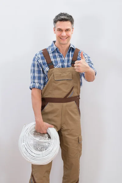 Técnico segurando cabo — Fotografia de Stock