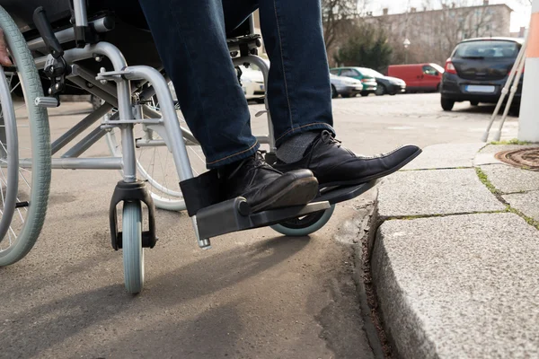 Hombre sentado en silla de ruedas — Foto de Stock