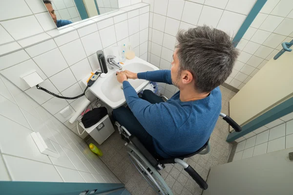 Zdravotně postižený muž v koupelně — Stock fotografie