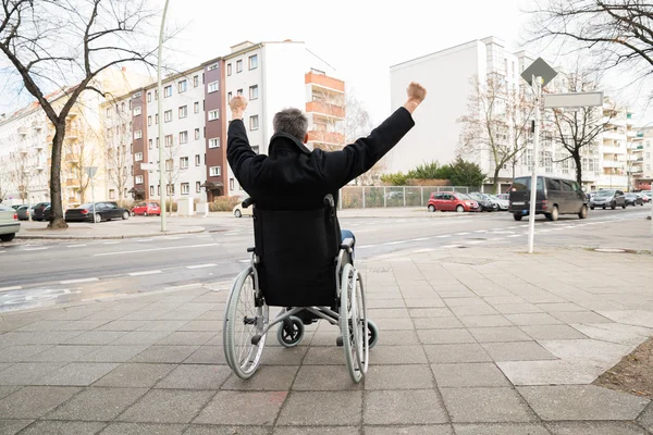 Behinderter Mann im Rollstuhl — Stockfoto