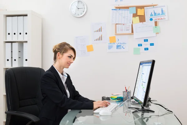 Empresária com computador no escritório — Fotografia de Stock