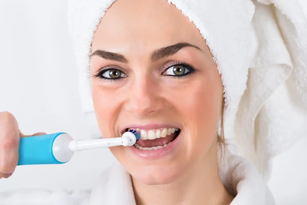 Vrouw poetsen tanden — Stockfoto