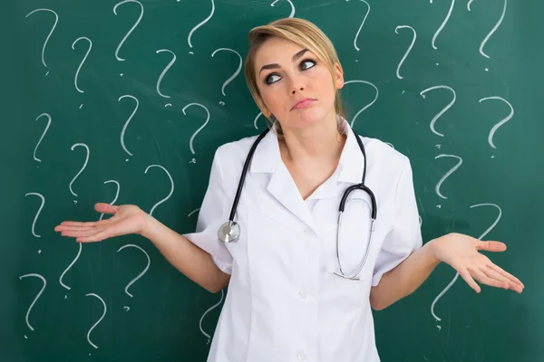 Young Female Doctor Shrugging — Stock Photo, Image