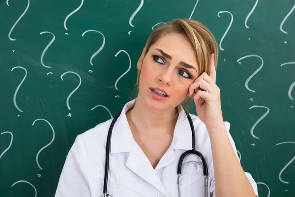 Thoughtful Female Doctor — Stock Photo, Image