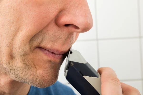 Homem aparando o bigode — Fotografia de Stock