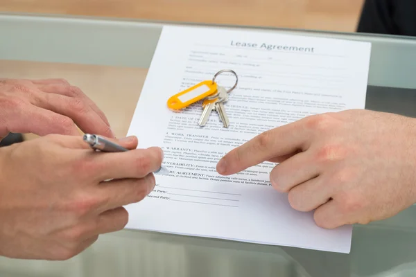 Person Signing Agreement — Stock Photo, Image