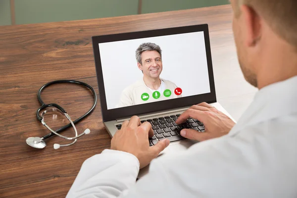 Doutor conversando com o paciente através de vídeo chat — Fotografia de Stock