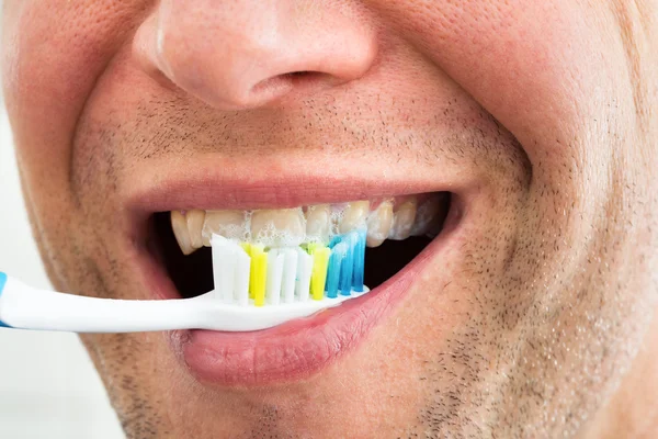 Hombre sonriente con cepillo de dientes — Foto de Stock