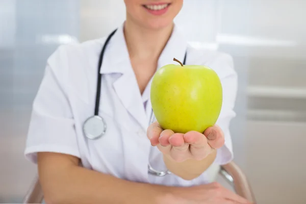 Nutricionista segurando maçã verde — Fotografia de Stock