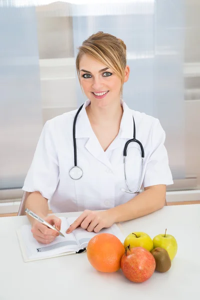 Nutricionista feminina na clínica — Fotografia de Stock