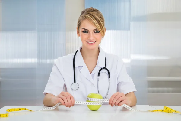 Dietician Measuring Green Apple — Stock Photo, Image