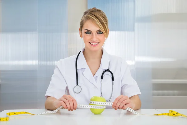 Diëtist meten groene appel — Stockfoto