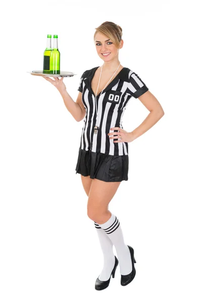 Arbitre féminin portant des boissons — Photo