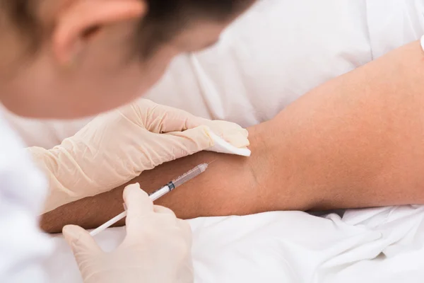 Lekarz wstrzyknięcie szczepionki do pacjenta — Zdjęcie stockowe