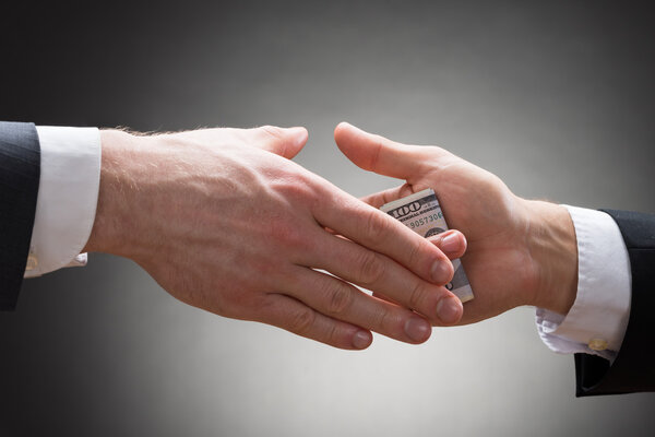 Взятка бизнесмену за руку
