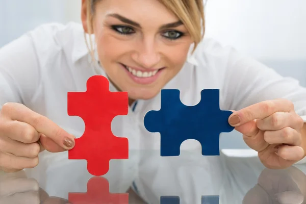 Businesswoman Holding Pieces Of Jigsaw Puzzle — Stock Photo, Image