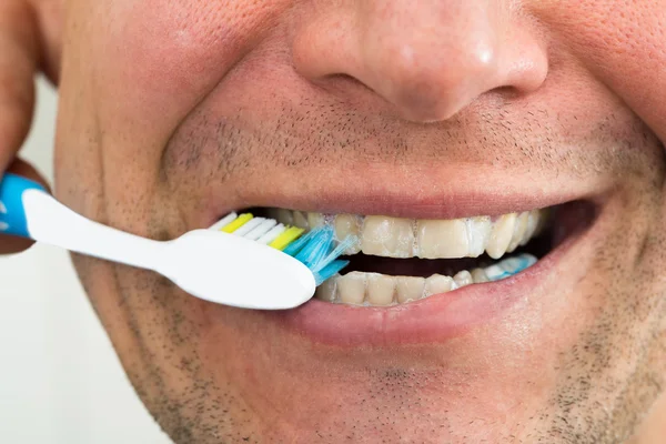 Человек чистит зубы Лицензионные Стоковые Фото