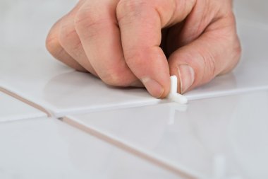 Kişi el koyarak çubukları