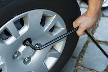 Erkek ile tekerlek somun anahtarı