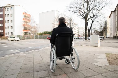 Tekerlekli sandalyedeki engelli