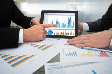 İki işadamları grafik tartışıyor