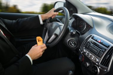 Sürüş sırasında snack tutan erkek