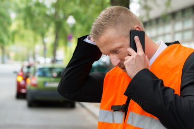 Erkek sürücü yapma telefon görüşmesi