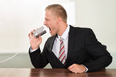 Teneke içinde çığlık işadamı arayabilirsiniz