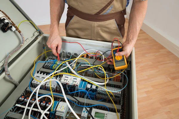 Elektriker kontrollera säkringsdosan — Stockfoto