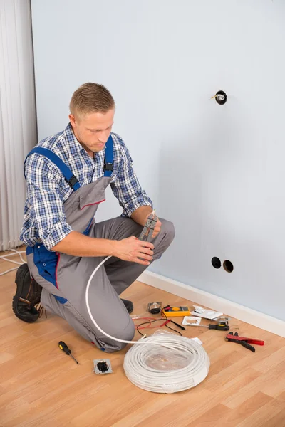 Elektricien werken met draad — Stockfoto