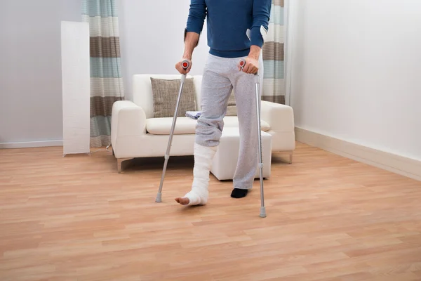 Homem com deficiência usando rotos — Fotografia de Stock