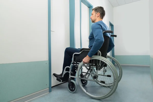 Hombre discapacitado entrando en la habitación — Foto de Stock