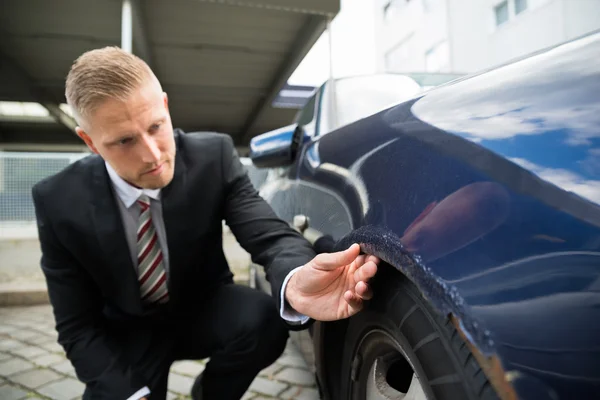 Man zoekt krassen — Stockfoto