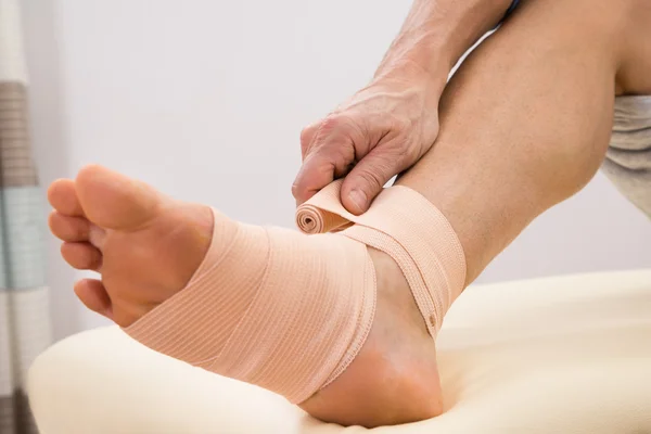 Mann legt elastischen Verband an — Stockfoto