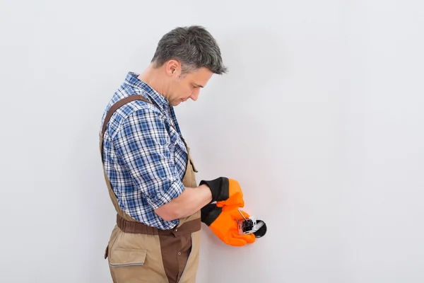 Técnico de fijación de enchufe en la pared — Foto de Stock