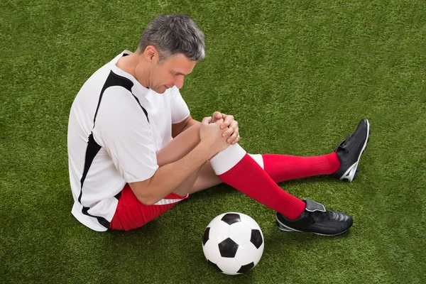 Giocatore di calcio con lesione al ginocchio — Foto Stock