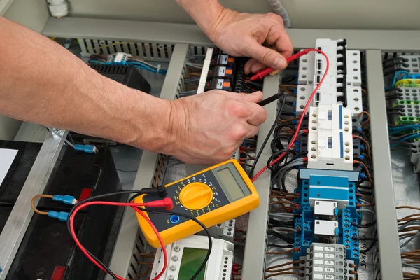 Elektricien controleren zekeringenkast — Stockfoto