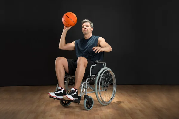 Joueur de basket-ball handicapé avec balle — Photo