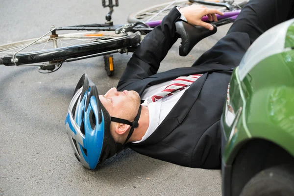 Ciclista masculino después de accidente de tráfico — Foto de Stock