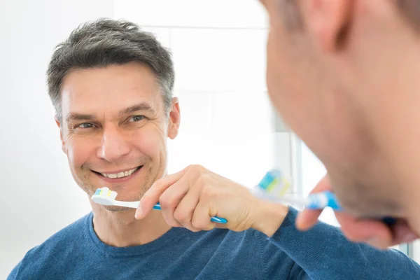 Hombre sosteniendo cepillo de dientes — Foto de Stock