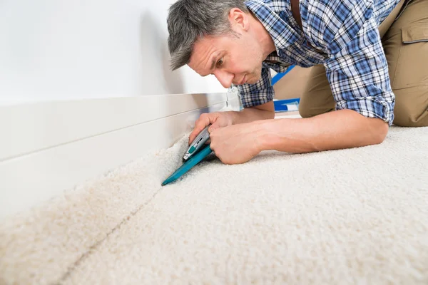 Artesano de montaje de la alfombra — Foto de Stock