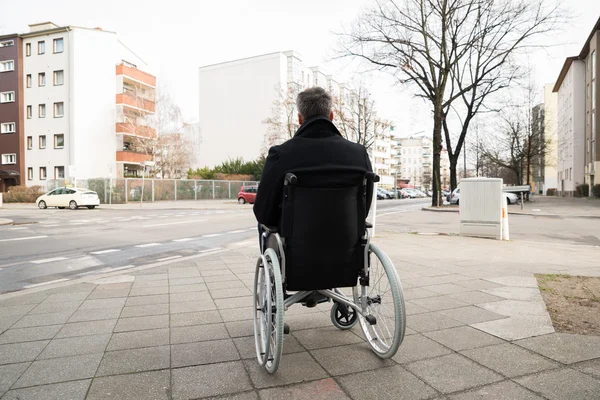 Deficiente homem em cadeira de rodas — Fotografia de Stock