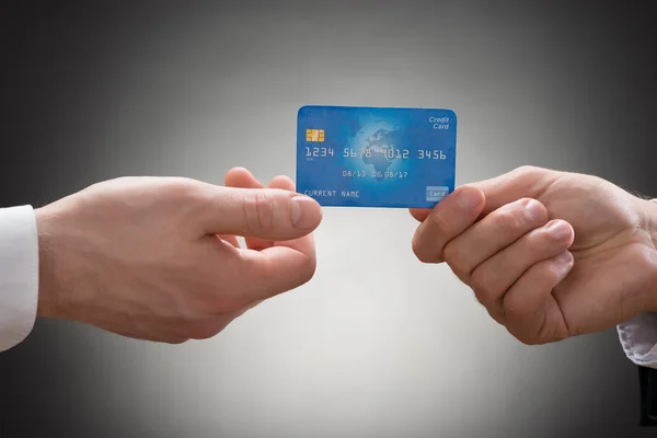 Ondernemers handen met Credit Card — Stockfoto