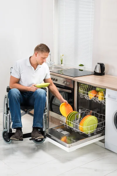 Людина з інвалідністю працює на кухні — стокове фото