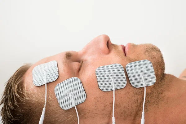 Man med elektroder på ansikte — Stockfoto