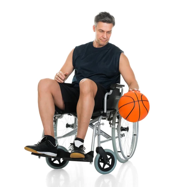 Giocatore disabile su sedia a rotelle con pallacanestro — Foto Stock